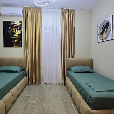 Center And Apartman *